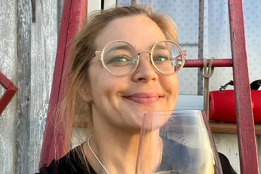 «Обворожительная красавица!»: Ирина Пегова снялась без макияжа с бокалом вина «Обворожительная красавица!»: Ирина Пегова снялась без макияжа с бокалом вина