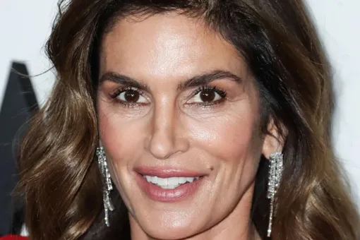 «27 лет с этим невероятным человеком»: Синди Кроуфорд показала пляжные фото с мужем в годовщину свадьбы