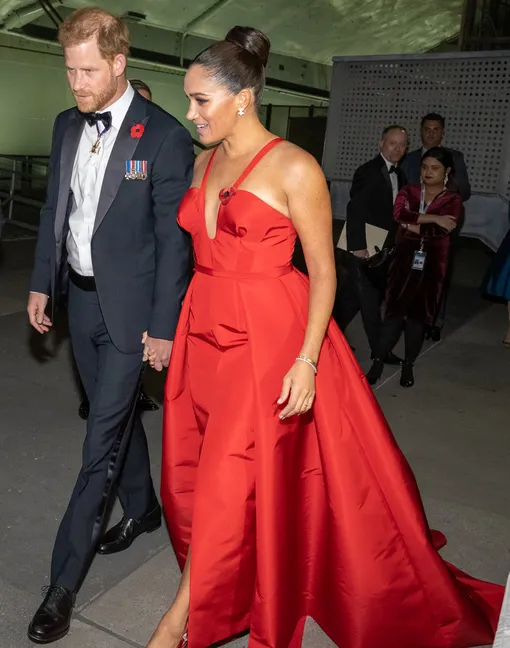 Меган Маркл в алом платье от Каролины Эрреры