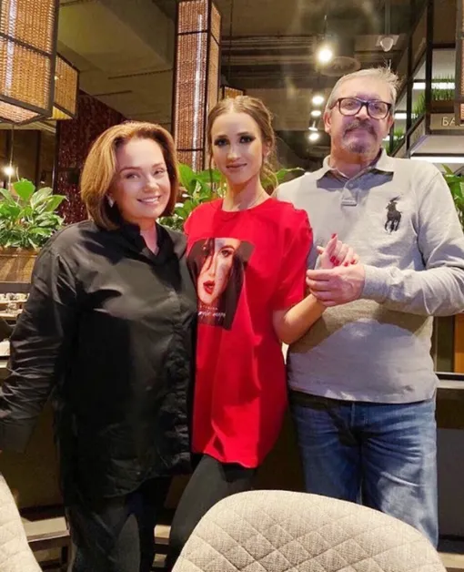 Ольга Бузова с родителями Ольга Бузова с родителями