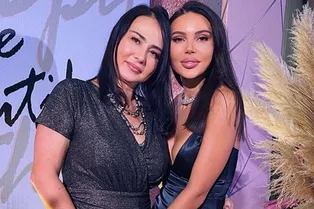 «Я знаю твои хитрости!»: Оксана Самойлова преобразила маму с помощью макияжа «Я знаю твои хитрости!»: Оксана Самойлова преобразила маму с помощью макияжа