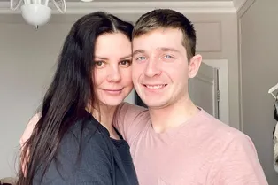 «Как же я орала!»: Марина Балмашева снова родила от пасынка, который младше ее на 15 лет