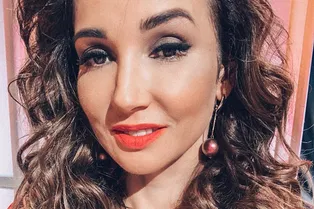 «Девушка на миллион»: Анфиса Чехова в необычном макси-платье вышла в свет