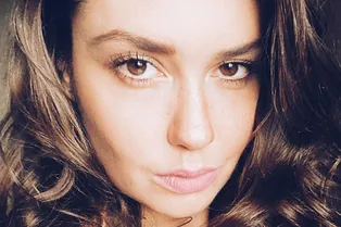 Голые бедра и дерзкая поза: Агата Муцениеце в пеньюаре снялась в постели Голые бедра и дерзкая поза: Агата Муцениеце в пеньюаре снялась в постели