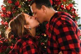 «Люблю на века»: Дженнифер Лопес обрадовала жениха страстным поцелуем у ёлки