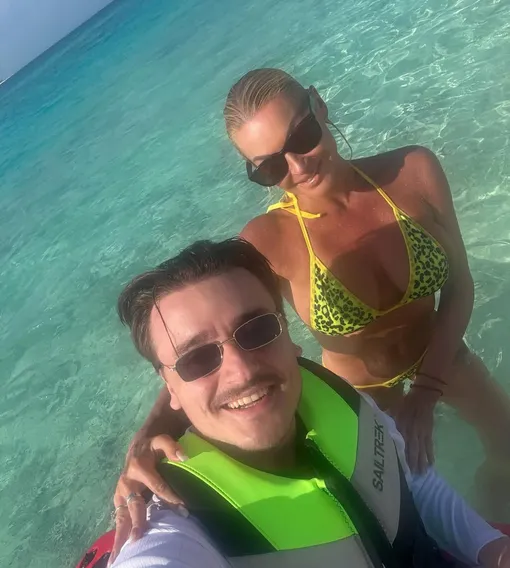 Анастасия Волочкова с партнером по шоу «Одержимость» отдыхает на Мальдивах Анастасия Волочкова с партнером по шоу «Одержимость» отдыхает на Мальдивах