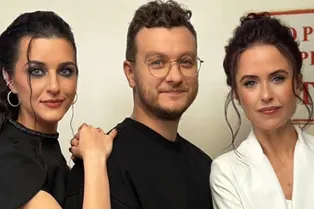 Звезды сериала «Папины дочки» Мирослава Карпович и Анастасия Сиваева повторили фото с Веником через 16 лет
