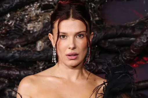 Милли Бобби Браун в топе с открытыми плечами и мини появилась на вечеринке с мужем Милли Бобби Браун в топе с открытыми плечами и мини появилась на вечеринке с мужем