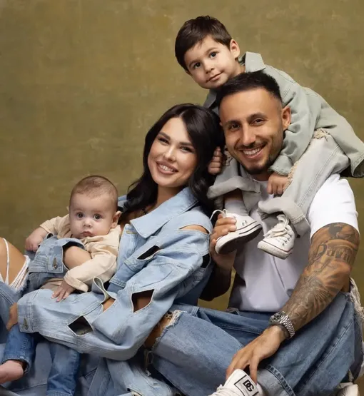 Ирина Пинчук и Арай Чобанян с сыновьями Ирина Пинчук и Арай Чобанян с сыновьями