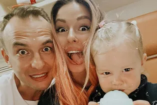 Нежная принцесса в розовом: дочь Нюши поиграла с братьями — умилительное видео Нежная принцесса в розовом: дочь Нюши поиграла с братьями — умилительное видео