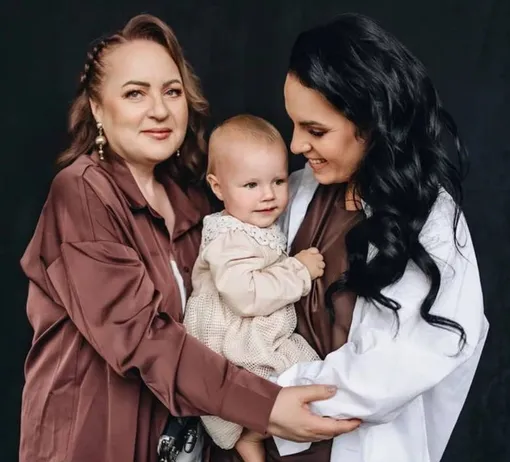 Инна Шейкина с внучкой и дочерью