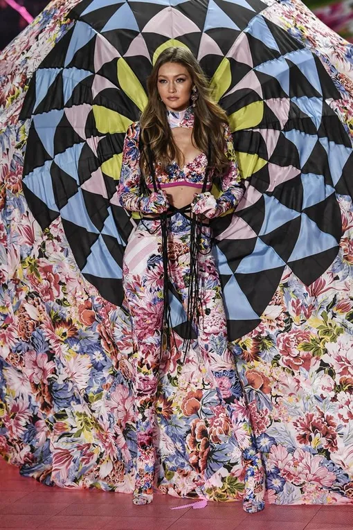 Джиджи Хадид на показе Victoria's Secret Джиджи Хадид на показе Victoria's Secret