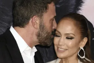 Злостно нарушила диету: Дженнифер Лопес съела бургер в машине вместе с вернувшимся от бывшей жены Беном Аффлеком Злостно нарушила диету: Дженнифер Лопес съела бургер в машине вместе с вернувшимся от бывшей жены Беном Аффлеком