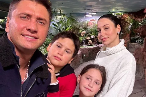 «Получили кучу эмоций и впечатлений»: Павел Прилучный с беременной женой, дочерью и сыном побывали в океанариуме «Получили кучу эмоций и впечатлений»: Павел Прилучный с беременной женой, дочерью и сыном побывали в океанариуме
