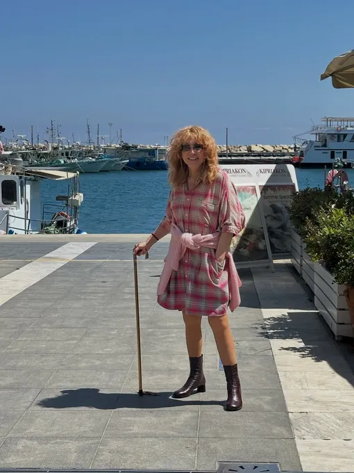 Алла Пугачева с тростью на набережной