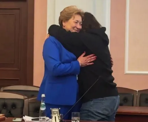 Светлана Свириденко и Полина Лурье обнялись и расплакались от счастья, услышав решение Верховного суда Светлана Свириденко и Полина Лурье обнялись и расплакались от счастья, услышав решение Верховного суда