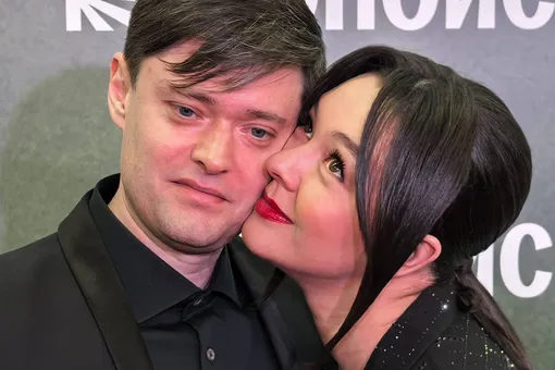 Марина Кравец нежно целовала мужа на премьере комедии «Небриллиантовая рука» Марина Кравец нежно целовала мужа на премьере комедии «Небриллиантовая рука»