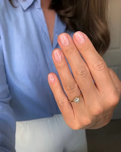 Минималистичные узоры на нейтральном фоне выглядят по-настоящему стильно