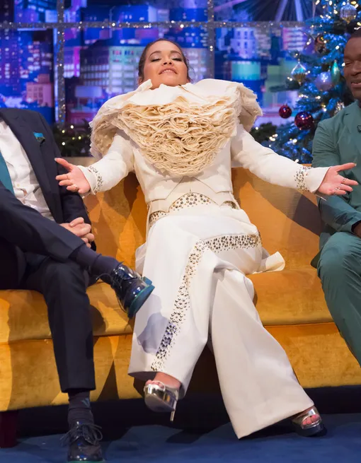 Рита выбрала причудливый наряд для шоу