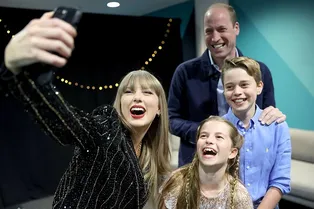 Онкобольную жену оставил дома: принц Уильям зажигательно танцевал и подпевал Тейлор Свифт на концерте в Лондоне