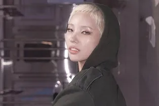 Соён из i-dle пришлось сбрить волосы после съемок с жвачкой для клипа «Good Thing» Соён из i-dle пришлось сбрить волосы после съемок с жвачкой для клипа «Good Thing»