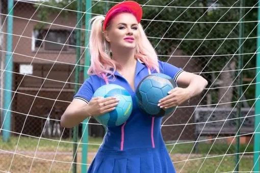 Анна Семенович с подругами устроили охоту на олигархов в клипе «Стори»