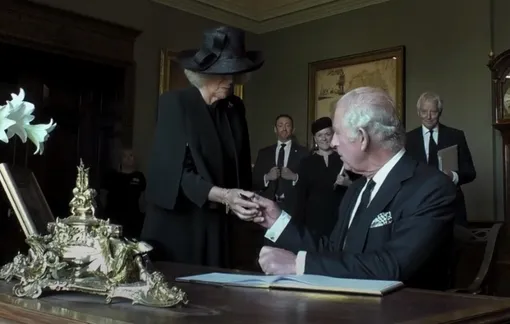 Король передал сломанную ручку супруге