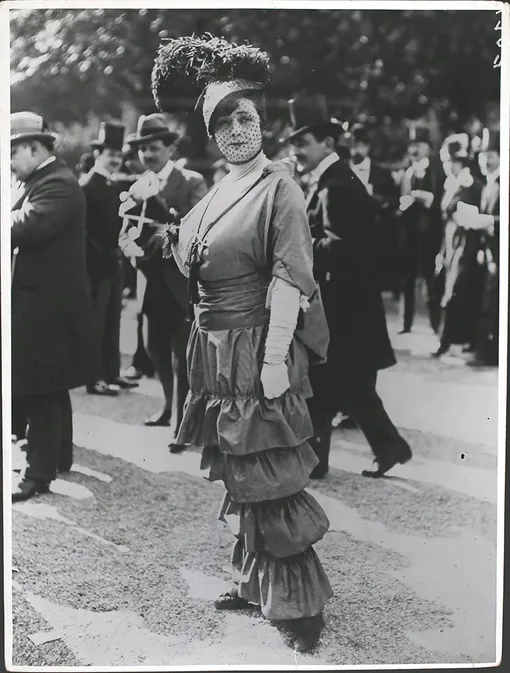 Женщина в «хромающей» юбке, 1914 год Женщина в «хромающей» юбке, 1914 год