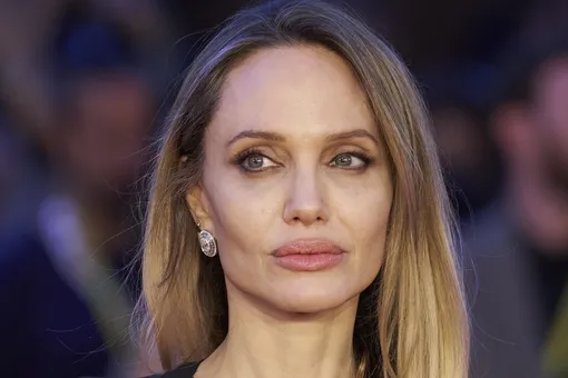 Анджелина Джоли впервые показала шрамы, оставшиеся после удаления молочных желез Анджелина Джоли впервые показала шрамы, оставшиеся после удаления молочных желез