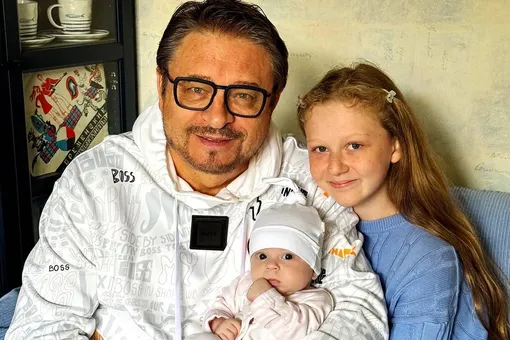 «Лилиана родила дочь»: Владимир Маркин показал умилительное фото с двумя внучками «Лилиана родила дочь»: Владимир Маркин показал умилительное фото с двумя внучками