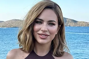 Ани Лорак показала фигуру в бикини на греческом курорте
