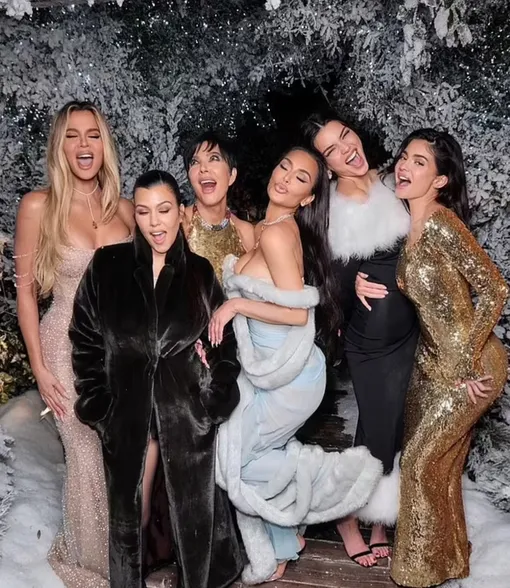 Крис Дженнер с дочерьми на одной из рождественских вечеринок