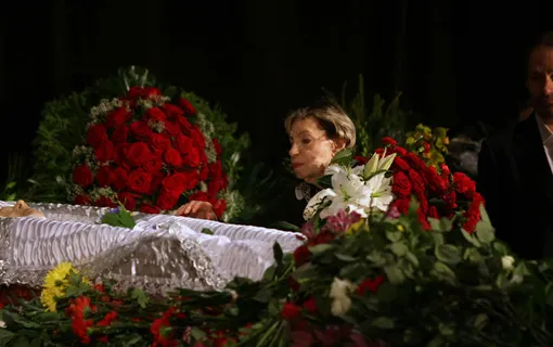 Зоя Богуславская у гроба Андрея Вознесенского Зоя Богуславская у гроба Андрея Вознесенского
