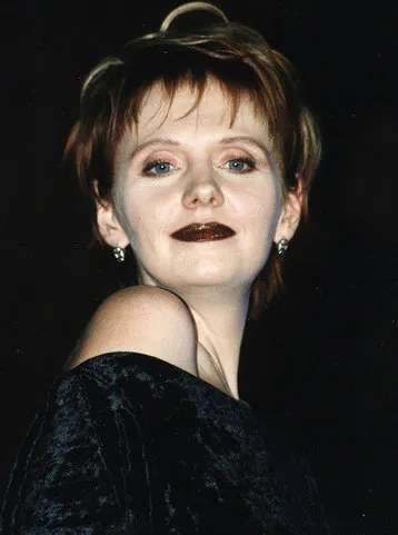 Темные волосы, короткая стрижка, готический макияж... Звезды изменившиеся до неузнаваемости