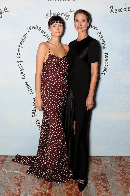 Грейс Бернс с матерью Кристи Тарлингтон