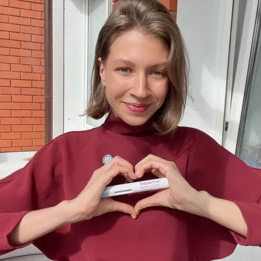 Флешмоб в поддержку оригинального препарата приобрел свой отличительный жест: пальцы в форме сердце вокруг автоинжектора Флешмоб в поддержку оригинального препарата приобрел свой отличительный жест: пальцы в форме сердце вокруг автоинжектора