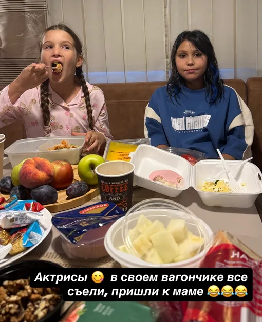 Теона и Лея снимаются вместе с Ксенией Бородиной