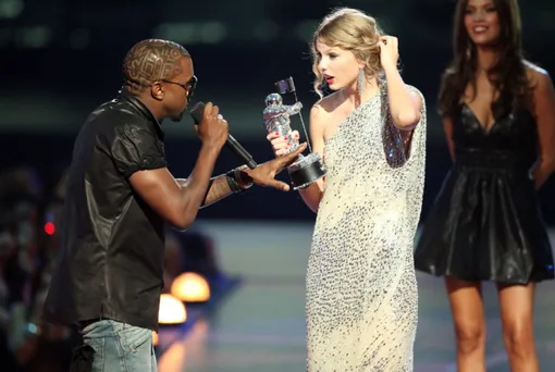 Свифт намекнула на церемонию MTV Video Music Awards 2009 года, где Йе прибежал на сцену во время благодарственной речи артистки Свифт намекнула на церемонию MTV Video Music Awards 2009 года, где Йе прибежал на сцену во время благодарственной речи артистки
