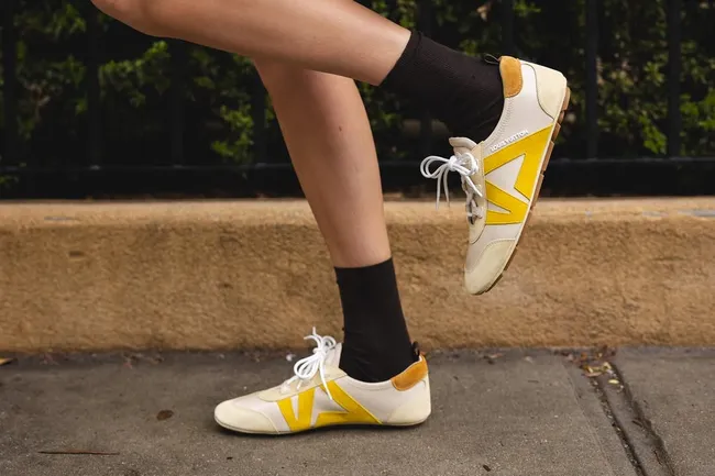 Тебе нужны всего 3 пары: носим платья только с такими кроссовками в 2026 году