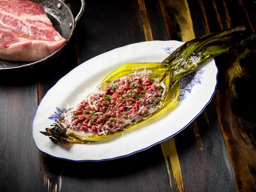 Тартар из косули и обожженный лук-порей Тартар из косули и обожженный лук-порей