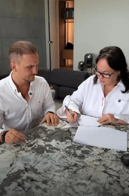 Лариса Гузеева показывала, как подписывала документы на покупку виллы