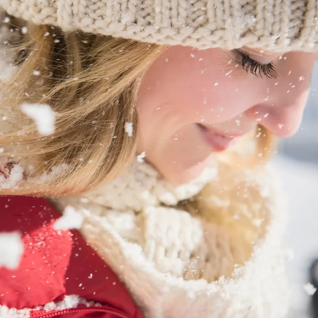 Как сохранить укладку в дождливую и снежную погоду: самые выгодные стрижки и парикмахерские лайфхаки