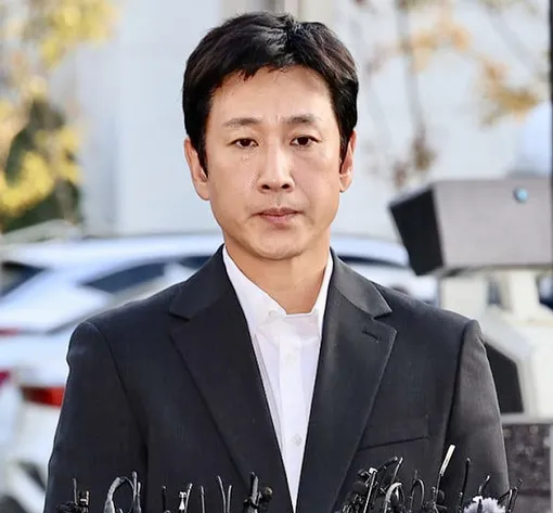 Ли Сон Гюн ушел из жизни после громкого скандала с наркотиками Ли Сон Гюн ушел из жизни после громкого скандала с наркотиками