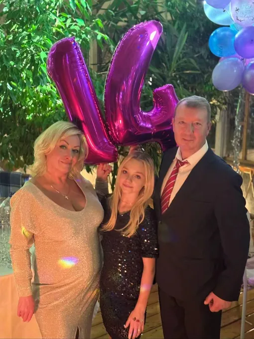 Ирина Костылева с мужем и дочерью на праздновании ее 14-летия Ирина Костылева с мужем и дочерью на праздновании ее 14-летия