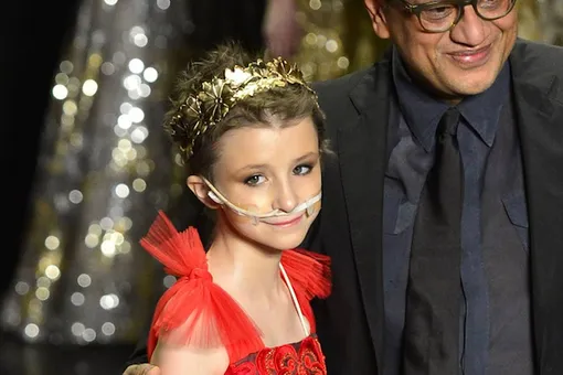 Мечта сбылась! Больная раком девочка закрыла модный показ Мечта сбылась! Больная раком девочка закрыла модный показ