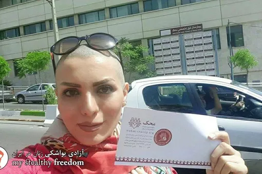 Иранки устроили борьбу в Сети за право ходить по улицам без хиджаба Иранки устроили борьбу в Сети за право ходить по улицам без хиджаба