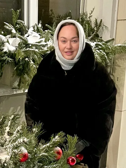 Лариса Гузеева на прогулке