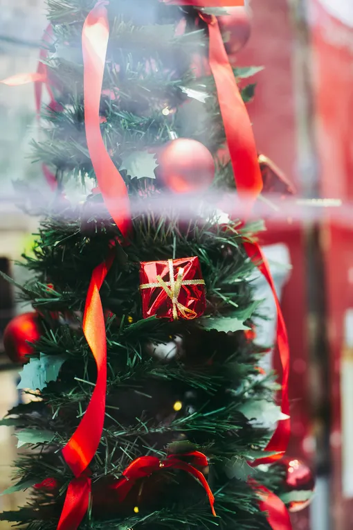 how to decorate a Christmas tree in the year of the snake
