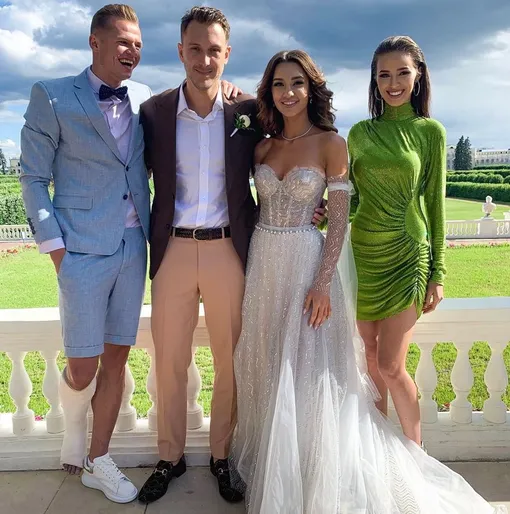 Анастасия (справа) надевала это платье несколько месяцев назад