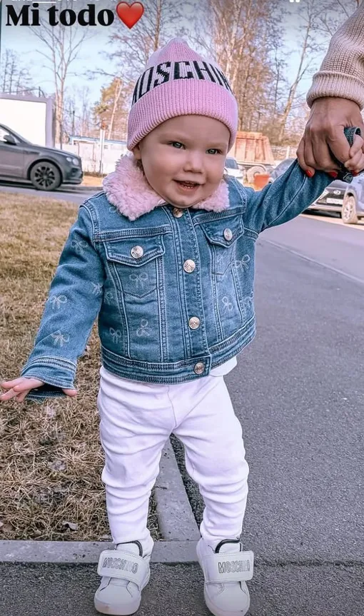 Анна Петрушина показала дочь Анна Петрушина показала дочь